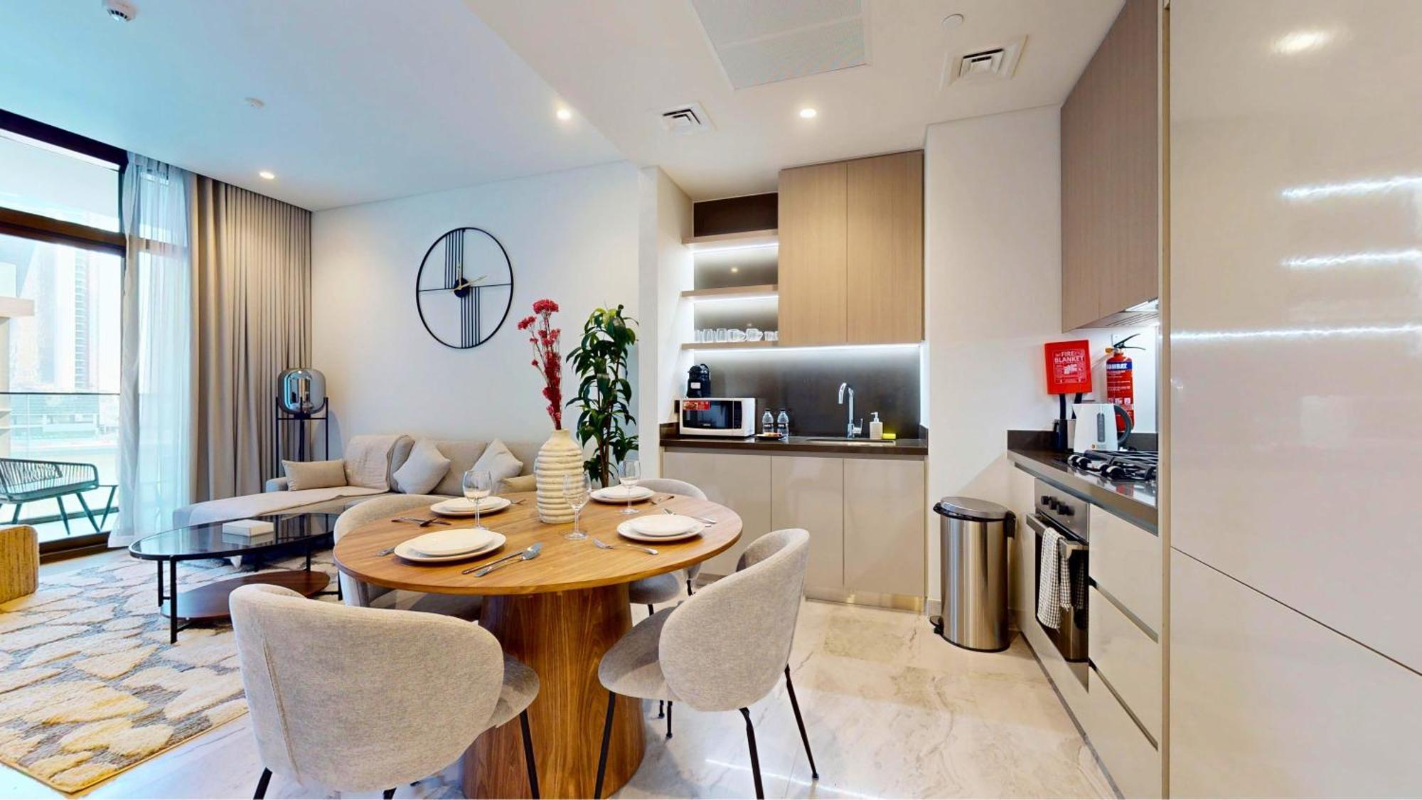 Designer Interiors - Canal View 1br In Business Bay Appartement
